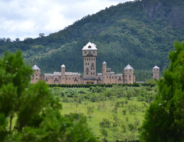 Castelo de deputado, com 36 suítes, está à venda por R$ 40 mi