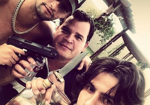 Alvo de críticas, sertanejos dizem que armas eram de brinquedo