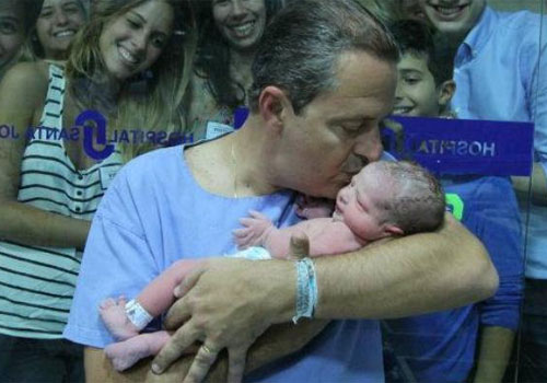 Eduardo Campos anuncia no Facebook que seu filho recém-nascido tem síndrome de Down