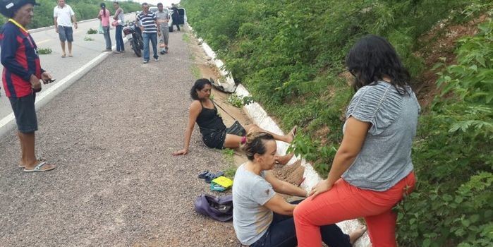 Professora fronteirense sofre acidente ao desviar de um animal na BR 230