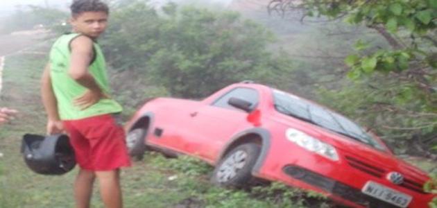 Ex-Vereador perde controle da direção e seu veiculo acaba caindo em abismo