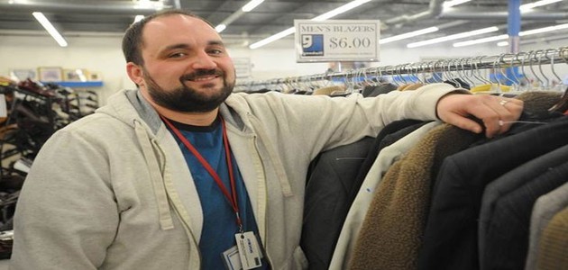 Mais de R$ 100 mil são achados em roupa doada a loja de usados nos EUA