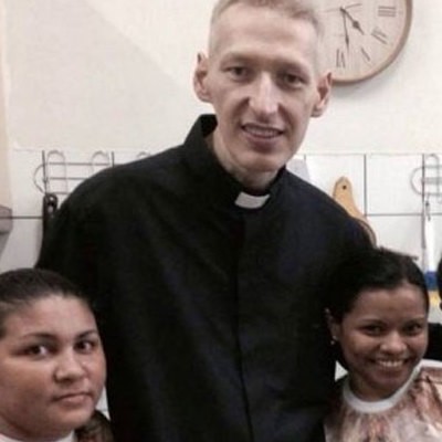 Bem magro, Padre Marcelo nega câncer e diz ter voltado ao ‘seu peso normal’