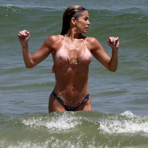 Danielle Winits curte dia de praia com amiga e quase mostra demais