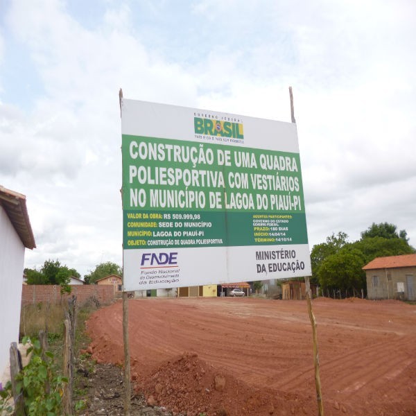 TEVE INICIO A CONTRUÇÃO DE UMA QUADRA POLIESPORTIVA NO BAIRRO MODELO.