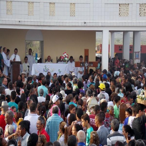 Multidão de fiéis participam do Encontro dos Santos