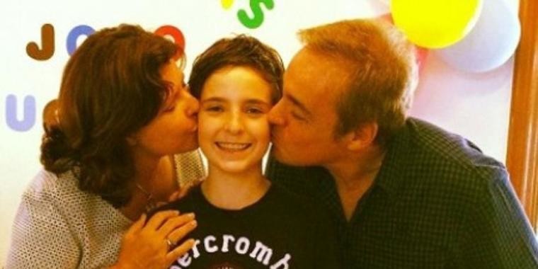 Gugu Liberato comemora aniversário de filho e exibe mãe do garoto