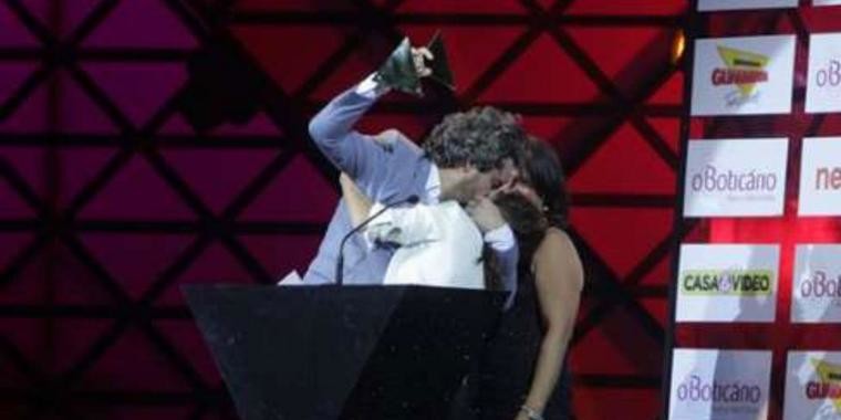 Alexandre Nero ganha troféu de Melhor Ator e beija Tatá Werneck durante premiação