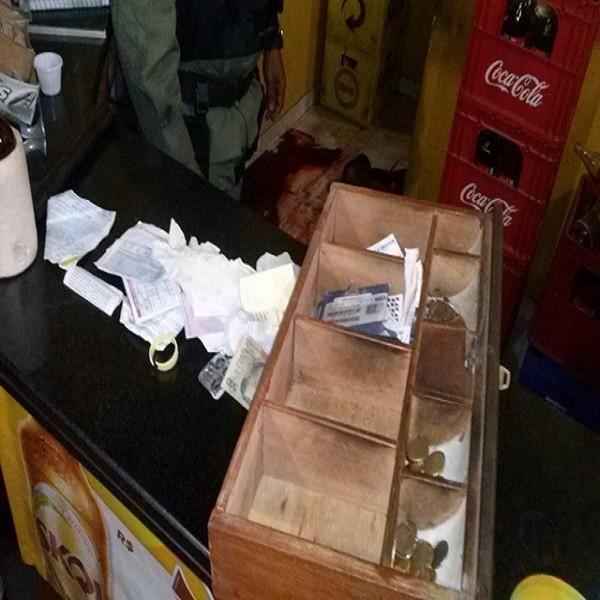 Floriano: Homem assalta restaurante e acaba morto durante o assalto. IMAGENS FORTES!