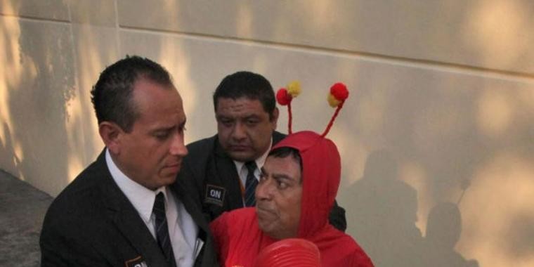 Fã vestido de Chapolin é expulso de velório privado de Roberto Bolaños