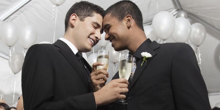 Votação que muda conceito de Estatuto da Família e discriminação de casais gays é adiada