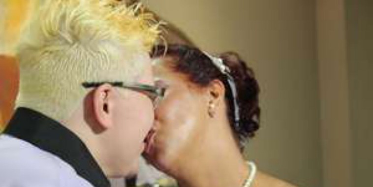 Gays, lésbicas e travesti participam de casamento coletivo em SP