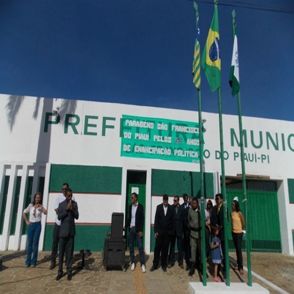 Momento Cívico comemorando os 58 anos de emancipação politica de São Francisco do Piauí