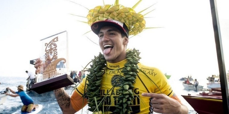 Medina conquista título inédito do surfe mundial para o Brasil