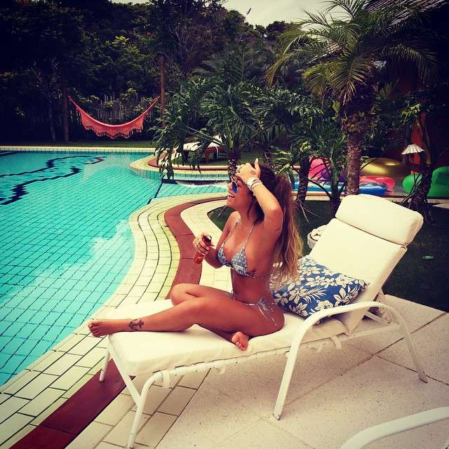 De biquíni, irmã de Neymar posta foto relaxando na piscina