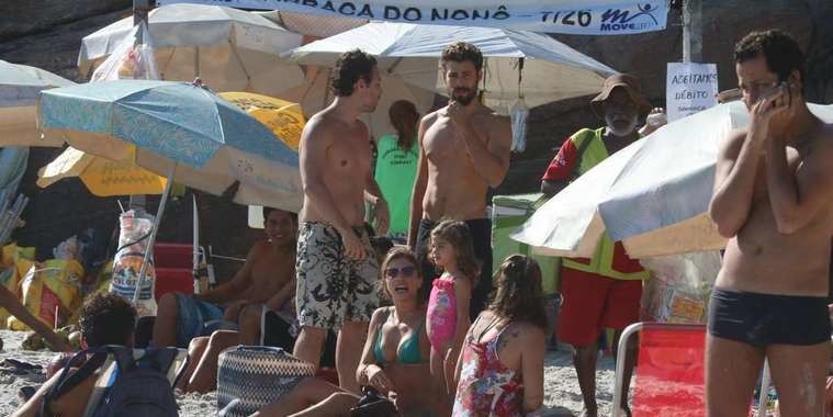 Grazi Massafera e Cauã Reymond vão juntos a praia no Rio com a filha Sofia