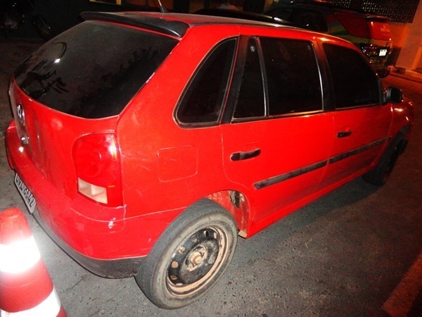 Quatro pessoas são sequestradas e amarradas em porta mala de carro