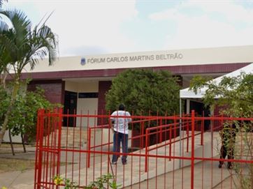 PMs se recusam a efetuar prisão e são detidos dentro de Fórum por desacato à juíza