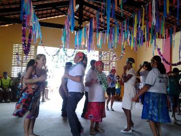 Idosos se divertiram dançando em baile carnavalesco