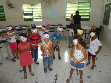 Alunos assistem aulas em ritmo de carnaval