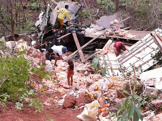 Mas um grave acidente com caminhão na ladeira da bananeira entre Tanque Oeiras