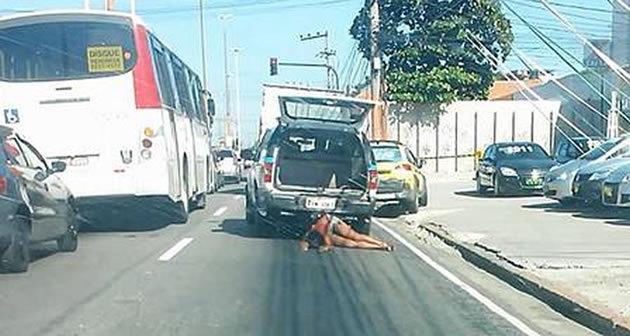 PMs arrasta mulher com viatura