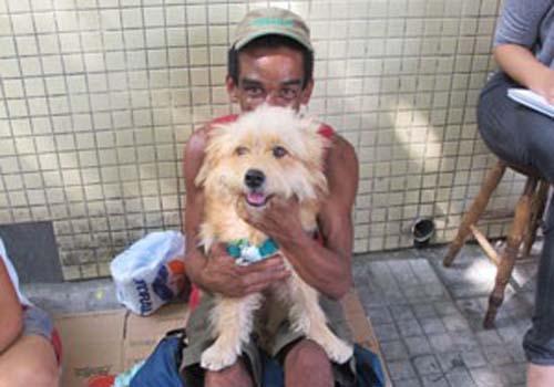 Morador de rua recusa proposta de R$ 2 mil por cão: "Não vendo"
