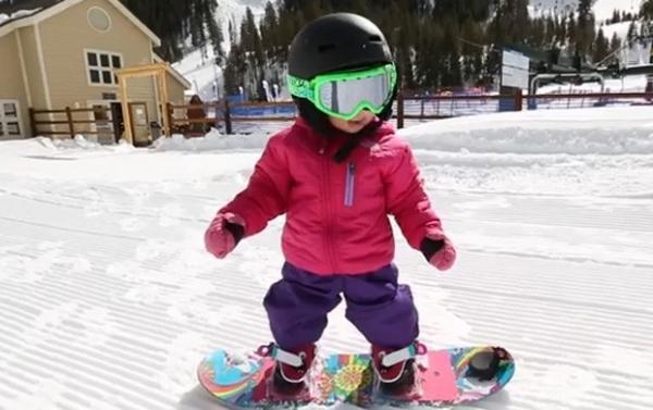 Bebê de 18 meses encanta ao praticar snowboard em pista nos EUA