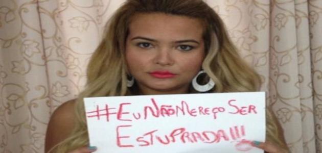 De topless, Geisy Arruda faz um protesto contra o estupro no país