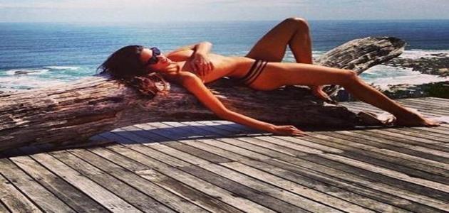 Raica Oliveira faz topless e posa sensual de biquíni à beira do mar
