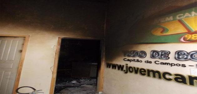 Raio atinge rádio e destroi prédio e equipamentos em Capitão de Campos; fotos!