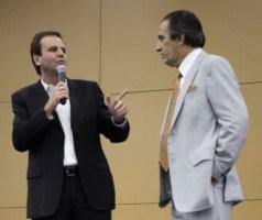 "Vai fazer igreja assim no inferno", diz Eduardo Paes a Silas Malafaia durante o culto.