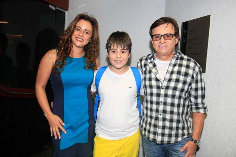 Chitãozinho e a mulher tietam estreia do filho em peça em SP