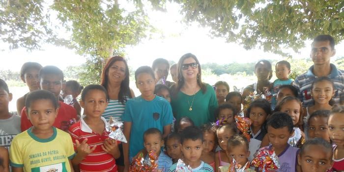 Vice Débora Vilarinho entrega ovos de páscoa à crianças carentes de Angical