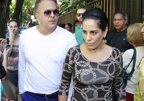Amigos famosos prestam última homenagem e se emocionam no velório de José Wilker no Rio