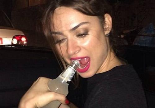 Thaila abre garrafa no dente em momento feliz com suas amigas