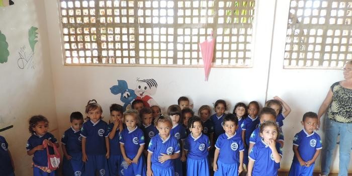 Entrega de fardamento na Creche Menino Jesus