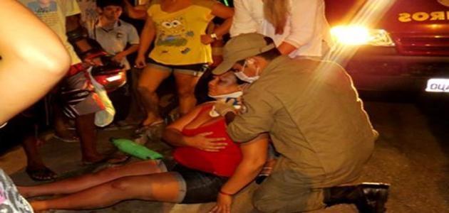 Motoqueiro invade uma rua preferencial e deixa duas pessoas feridas após colisão