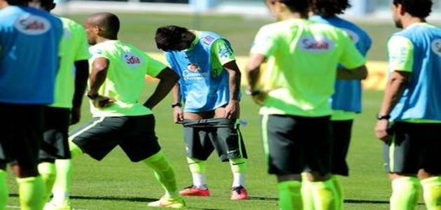 Neymar faz ‘striptease’ em treino da seleção brasileira na Granja