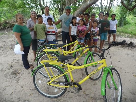Prefeito Joel entrega bicicletas para estudantes da zona rural de Miguel Leão