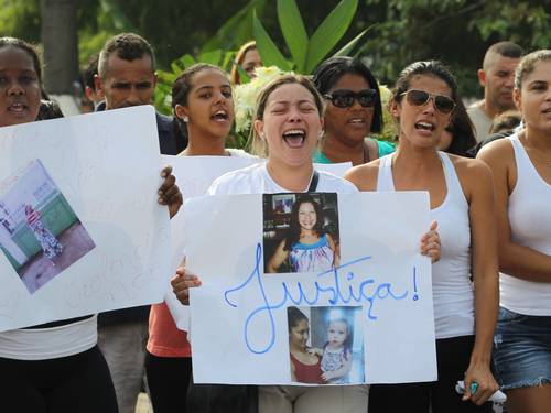 Mulher vítima de um linchamento é enterrada sob gritos de justiça