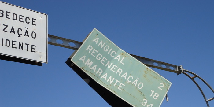 Placa de sinalização ameaça cair sobre a BR 343 em Angical