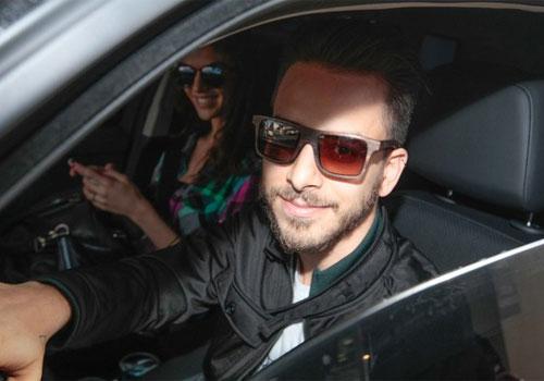 Junior Lima e a sua noiva visitam filho de Sandy na maternidade