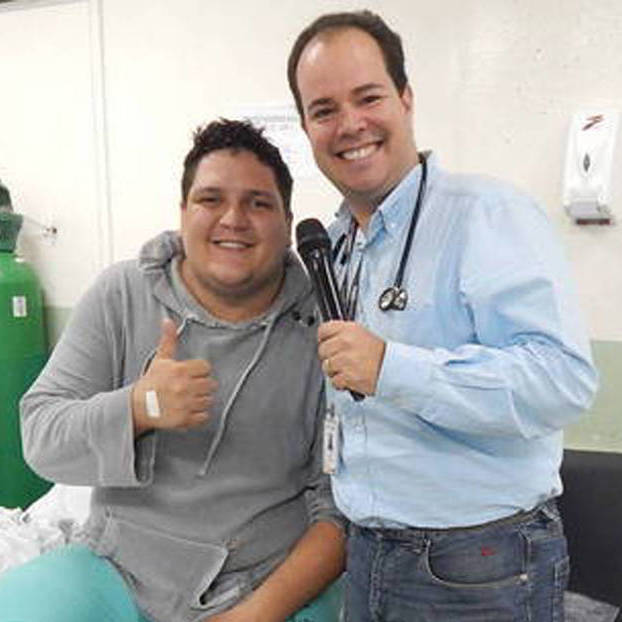 Médico “palhaço” de hospital público conquista pacientes com músicas e piadas na emergência
