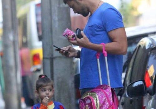 Cauã e Grazi passam o dia com Sofia na adaptação para escola
