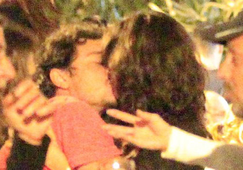 Helena Ranaldi troca beijos com seu namorado 20 anos mais jovem