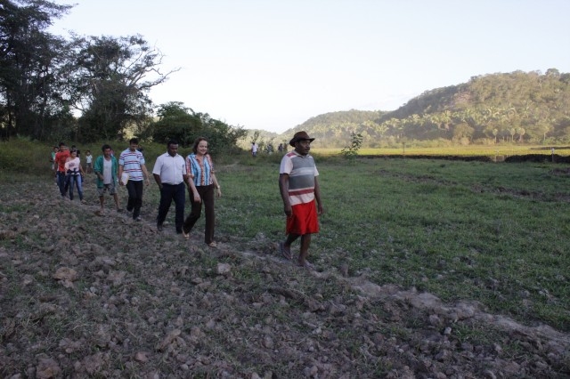 Prefeita Dra. Salete Rêgo visita agricultores na localidade caraíbas - Imagem 11