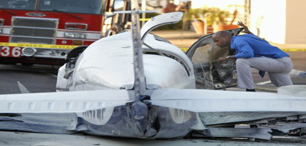 Avião cai em estacionamento de shopping e mata idoso nos EUA