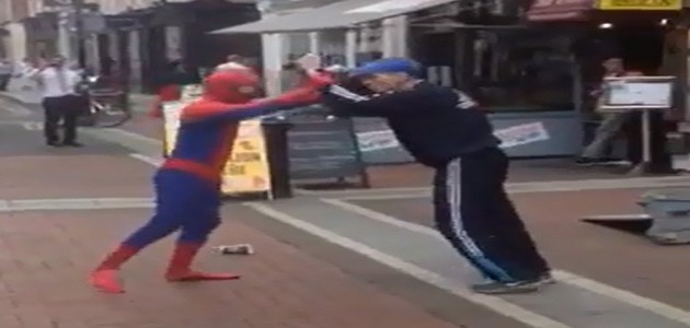 "Homem-Aranha" é filmado em briga com ladrão no meio da rua na Irlanda