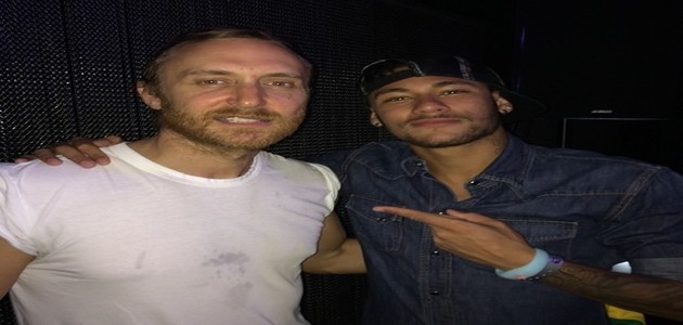 Neymar curte balada com DeeJay David em Ibiza ao lado de loira